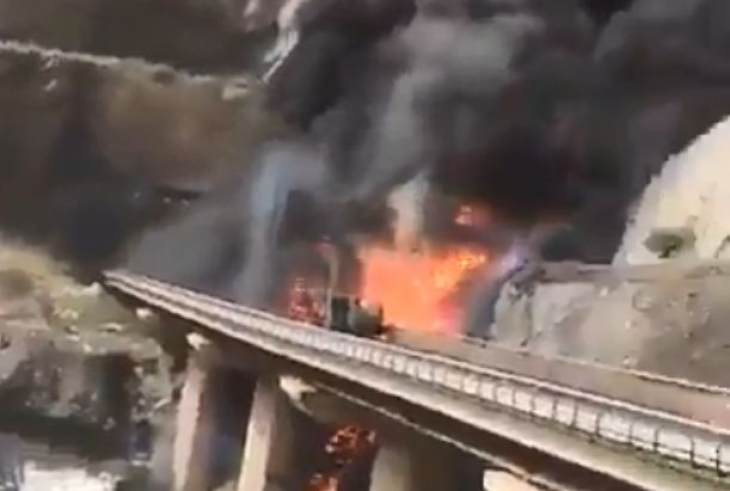 &Sigma;&alpha;&omicron;&upsilon;&delta;&iota;&kappa;ή &Alpha;&rho;&alpha;&beta;ί&alpha;: 20 &nu;&epsilon;&kappa;&rho;&omicron;ί &sigma;&epsilon; &tau;&rho;&omicron;&chi;&alpha;ί&omicron; &mu;&epsilon; &lambda;&epsilon;&omega;&phi;&omicron;&rho;&epsilon;ί&omicron; &pi;&omicron;&upsilon; &mu;&epsilon;&tau;έ&phi;&epsilon;&rho;&epsilon; &pi;&rho;&omicron;&sigma;&kappa;&upsilon;&nu;&eta;&tau;έ&sigmaf; &sigma;&tau;&eta; &Mu;έ&kappa;&kappa;&alpha; (Video)