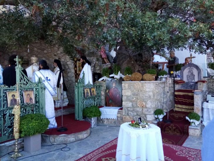 &Sigma;ή&mu;&epsilon;&rho;&alpha; &tau;&epsilon;&lambda;έ&sigma;&theta;&eta;&kappa;&epsilon; &eta; &pi;&alpha;&nu;&eta;&gamma;&upsilon;&rho;&iota;&kappa;ή &iota;&epsilon;&rho;ά &lambda;&epsilon;&iota;&tau;&omicron;&upsilon;&rho;&gamma;ί&alpha; &tau;&omicron;&upsilon; &Alpha;&gamma;ί&omicron;&upsilon; &Pi;&alpha;&nu;&tau;&epsilon;&lambda;&epsilon;ή&mu;&omicron;&nu;&alpha; (&phi;&omega;&tau;&omicron;&gamma;&rho;&alpha;&phi;ί&epsilon;&sigmaf; &kappa;&alpha;&iota; &beta;ί&nu;&tau;&epsilon;&omicron;)