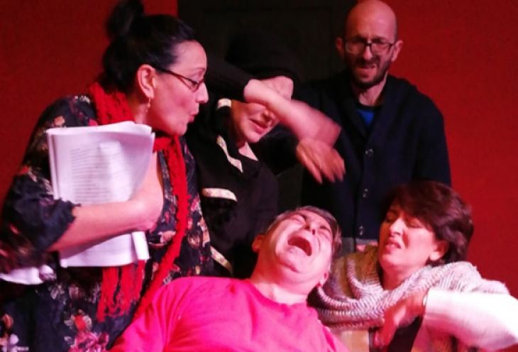 &Theta;&epsilon;&alpha;&tau;&rho;&iota;&kappa;ή &Omicron;&mu;ά&delta;&alpha; &Kappa;&alpha;&lambda;ύ&mu;&nu;&omicron;&upsilon;... &mu;&alpha;&tau;&alpha;ί&omega;&sigma;&eta; &pi;&alpha;&rho;&alpha;&sigma;&tau;ά&sigma;&epsilon;&omega;&nu; &Alpha;&upsilon;&gamma;&omicron;ύ&sigma;&tau;&omicron;&upsilon;