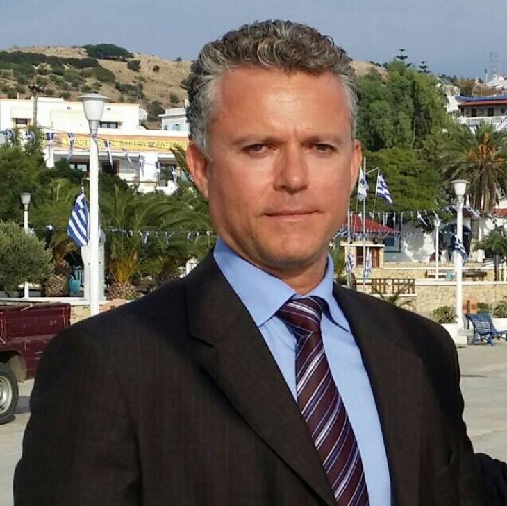 &Omicron; &delta;ή&mu;&alpha;&rho;&chi;&omicron;&sigmaf; &Lambda;&epsilon;&iota;&psi;ώ&nu; #&mu;έ&nu;&epsilon;&iota;&Sigma;&pi;ί&tau;&iota; &kappa;&alpha;&iota; &mu;&alpha;&sigmaf; &tau;&rho;&alpha;&gamma;&omicron;&upsilon;&delta;ά&epsilon;&iota;