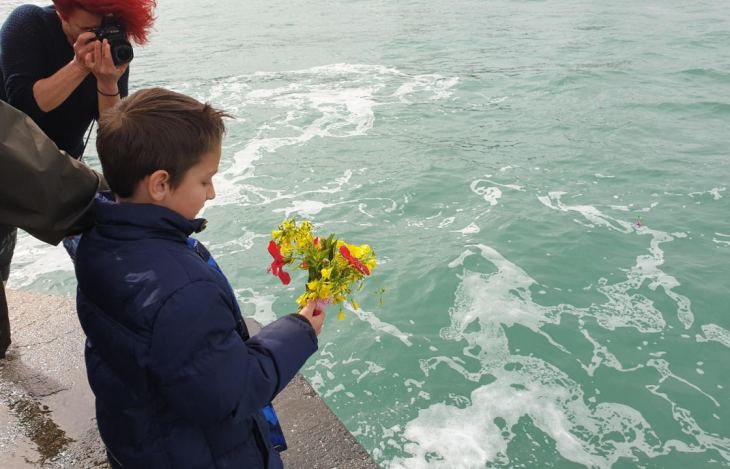 &Eta; &sigma;&upsilon;&mu;&beta;&omicron;&lambda;&iota;&kappa;ή &kappa;ί&nu;&eta;&sigma;&eta; &tau;&omega;&nu; &Kappa;ώ&omega;&nu; &gamma;&iota;&alpha; &tau;&alpha; &pi;&alpha;&iota;&delta;&iota;ά &pi;&omicron;&upsilon; έ&chi;&alpha;&sigma;&alpha;&nu; &tau;&eta;&nu; &zeta;&omega;ή &tau;&omicron;&upsilon;&sigmaf; &sigma;&tau;&omicron; &Alpha;&iota;&gamma;&alpha;ί&omicron;