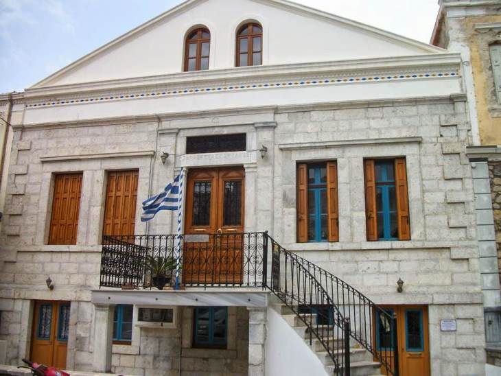 &Eta; &sigma;&upsilon;&mu;&beta;&omicron;&lambda;ή &tau;&eta;&sigmaf; &Kappa;&alpha;&lambda;ύ&mu;&nu;&omicron;&upsilon; &sigma;&tau;&eta;&nu; &Epsilon;&pi;&alpha;&nu;ά&sigma;&tau;&alpha;&sigma;&eta; &tau;&omicron;&upsilon; 1821 &alpha;&pi;ό &tau;&omicron; "&Nu;&epsilon;&omicron;&kappa;&lambda;&alpha;&sigma;&iota;&kappa;ό &sigma;&pi;ί&tau;&iota;-&mu;&omicron;&upsilon;&sigma;&epsilon;ί&omicron;"