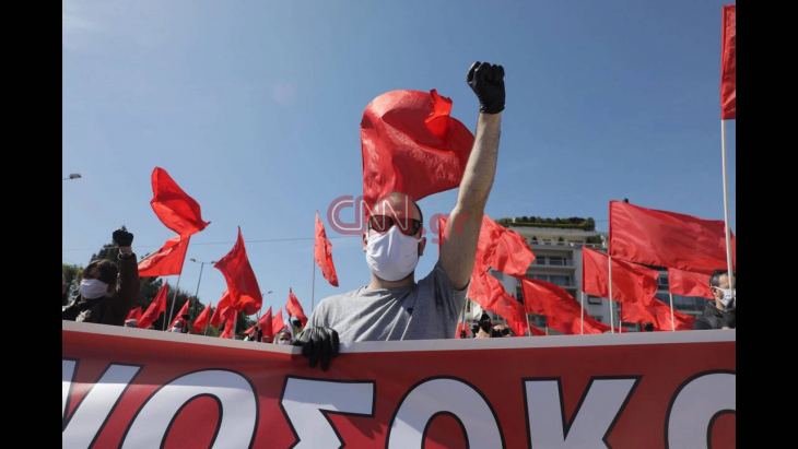 Διαφορετική Πρωτομαγιά: Συγκέντρωση με αποστάσεις και αυτοκόλλητα στο Σύνταγμα