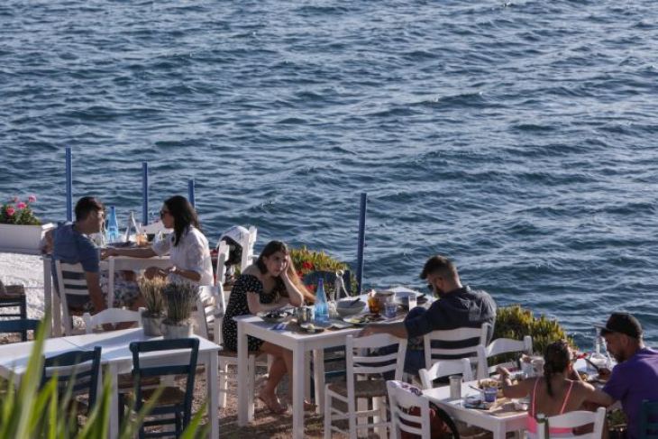 &Kappa;&omicron;&rho;&omicron;&nu;&alpha;ϊό&sigmaf;: &Tau;&alpha; &tau;&rho;ί&alpha; &sigma;&tau;ά&delta;&iota;&alpha; &tau;&omega;&nu; &theta;&epsilon;&rho;&iota;&nu;ώ&nu; lockdown &sigma;&tau;&eta;&nu; &Epsilon;&lambda;&lambda;ά&delta;&alpha; &ndash; &Tau;&omicron; &chi;&epsilon;&iota;&rho;ό&tau;&epsilon;&rho;&omicron; &sigma;&epsilon;&nu;ά&rho;&iota;&omicron;