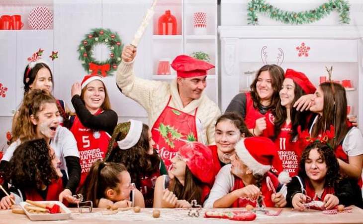 &Tau;&iota; &hellip; &ldquo;&mu;&alpha;&gamma;&epsilon;&iota;&rho;&epsilon;ύ&epsilon;&iota;&rdquo; &omicron; &Gamma;&iota;ώ&rho;&gamma;&omicron;&sigmaf; &Mu;&alpha;ύ&rho;&omicron;&sigmaf; &mu;&epsilon; &tau;&iota;&sigmaf; &Pi;&alpha;&gamma;&kappa;&omicron;&rho;&alpha;&sigma;ί&delta;&epsilon;&sigmaf; &tau;&eta;&sigmaf; &Epsilon;.&Alpha;.&Kappa;&Alpha;.;