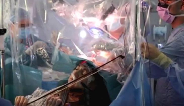 &Sigma;&upsilon;&gamma;&kappa;&lambda;&omicron;&nu;&iota;&sigma;&tau;&iota;&kappa;ό: &Gamma;&upsilon;&nu;&alpha;ί&kappa;&alpha; &pi;&alpha;ί&zeta;&epsilon;&iota; &beta;&iota;&omicron;&lambda;ί &tau;&eta;&nu; ώ&rho;&alpha; &pi;&omicron;&upsilon; &chi;&epsilon;&iota;&rho;&omicron;&upsilon;&rho;&gamma;&epsilon;ί&tau;&alpha;&iota; &sigma;&tau;&omicron;&nu; &epsilon;&gamma;&kappa;έ&phi;&alpha;&lambda;&omicron;