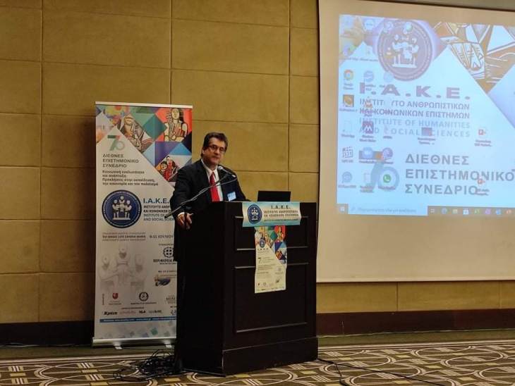 "&Eta; &pi;&alpha;&nu;&delta;&eta;&mu;ί&alpha; &mu;&epsilon;&gamma;&alpha;&lambda;ώ&nu;&epsilon;&iota; &kappa;&alpha;&theta;&eta;&mu;&epsilon;&rho;&iota;&nu;ά &tau;&eta;&nu; &kappa;&omicron;&iota;&nu;&omega;&nu;&iota;&kappa;ή &epsilon;&upsilon;&alpha;&lambda;&omega;&tau;ό&tau;&eta;&tau;&alpha;  &iota;&delta;&iota;&alpha;ί&tau;&epsilon;&rho;&alpha; &sigma;&tau;&eta;&nu; &omicron;&iota;&kappa;&omicron;&nu;&omicron;&mu;ί&alpha;, &tau;&eta;&nu; &pi;&alpha;&iota;&delta;&epsilon;ί&alpha; &kappa;&alpha;&iota; &tau;&omicron;&nu; &pi;&omicron;&lambda;&iota;&tau;&iota;&sigma;&mu;ό"  &Omicron;&mu;&iota;&lambda;ί&alpha;  &sigma;&tau;&omicron; 7&omicron; &Delta;&iota;&epsilon;&theta;&nu;έ&sigmaf; &Sigma;&upsilon;&nu;έ&delta;&rho;&iota;&omicron; &tau;&omicron;&upsilon; &Iota;&nu;&sigma;&tau;&iota;&tau;&omicron;&upsilon;&tau;&omicron;&upsilon;  &Alpha;&nu;&theta;&rho;&omega;&pi;&iota;&sigma;&tau;&iota;&kappa;&omega;&nu; &kappa;&alpha;&iota; &Kappa;&omicron;&iota;&nu;&omega;&nu;&iota;&kappa;ώ&nu;  &Epsilon;&pi;&iota;&sigma;&tau;&eta;&mu;ώ&nu; (&Iota;. &Alpha;. &Kappa;. &Epsilon;.) &tau;&omicron;&upsilon; &Chi;&alpha;&rho;ά&lambda;&alpha;&mu;&pi;&omicron;&upsilon; &Kappa;ό&kappa;&kappa;&iota;&nu;&omicron;&upsilon;