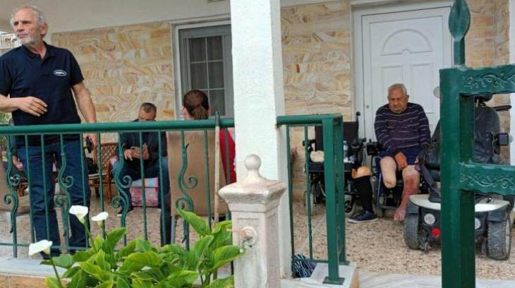 Εικόνες ντροπής στη Χαλκιδική: Στη βεράντα του σπιτιού που έχασε σε πλειστηριασμό μένει ο 81χρονος (βίντεο)