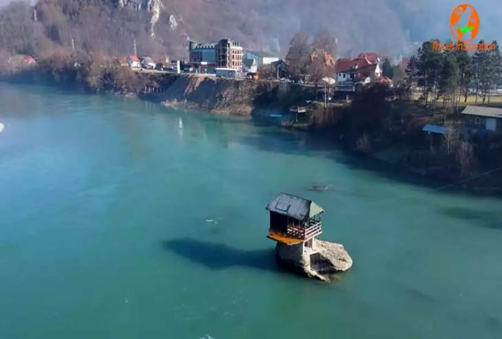 Drina river house, &tau;&omicron; &alpha;&pi;ί&sigma;&tau;&epsilon;&upsilon;&tau;&omicron; &sigma;&pi;ί&tau;&iota; &mu;έ&sigma;&alpha; &sigma;&tau;&omicron; &pi;&omicron;&tau;ά&mu;&iota;