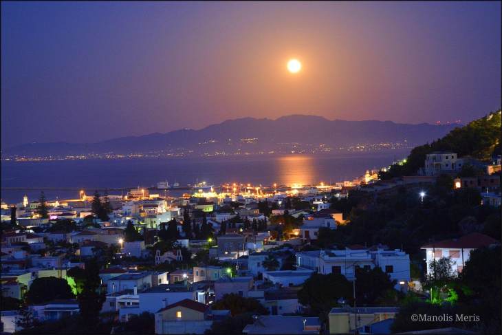 &Tau;&omicron; "&Phi;&epsilon;&gamma;&gamma;ά&rho;&iota; &tau;&omega;&nu; &Lambda;&omicron;&upsilon;&lambda;&omicron;&upsilon;&delta;&iota;ώ&nu;"  έ&lambda;&alpha;&mu;&psi;&epsilon; &pi;ά&nu;&omega; &kappa;&alpha;&iota; &alpha;&pi;ό &tau;&eta;&nu; &Kappa;ά&lambda;&upsilon;&mu;&nu;&omicron;- &Phi;&omega;&tau;&omicron;&gamma;&rho;&alpha;&phi;ί&epsilon;&sigmaf; &Mu;&alpha;&nu;ώ&lambda;&eta;&sigmaf; &Mu;έ&rho;&eta;&sigmaf;