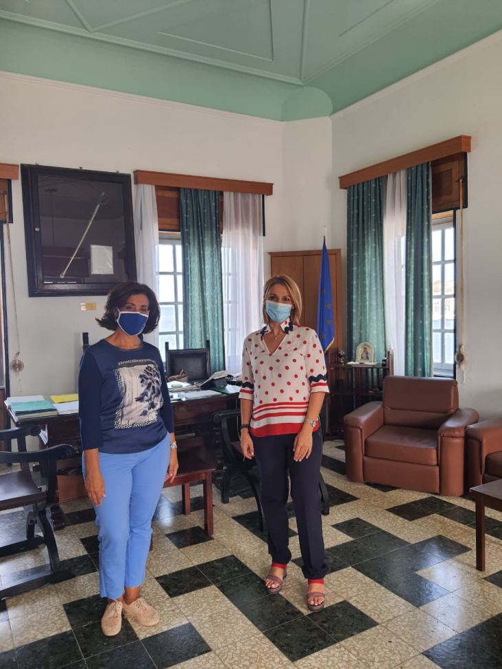 &Mu;ί&kappa;&alpha; &Iota;&alpha;&tau;&rho;ί&delta;&eta; &alpha;&pi;ό &Kappa;ά&rho;&pi;&alpha;&theta;&omicron;: &laquo;&Epsilon;&mu;&epsilon;ί&sigmaf; &epsilon;ί&mu;&alpha;&sigma;&tau;&epsilon; &tau;&alpha; &sigma;ύ&nu;&omicron;&rho;&alpha; &tau;&eta;&sigmaf; &Epsilon;&lambda;&lambda;ά&delta;&alpha;&sigmaf; &mu;&alpha;&sigmaf;!&raquo;