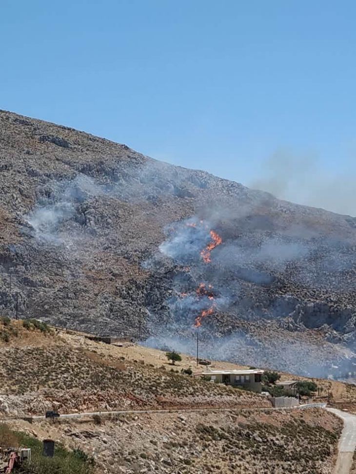 &Sigma;&upsilon;&mu;&beta;&alpha;ί&nu;&epsilon;&iota; &tau;ώ&rho;&alpha;: &Xi;έ&phi;&upsilon;&gamma;&epsilon; &eta; &phi;&omega;&tau;&iota;ά &alpha;&pi;ό &tau;&omicron;&nu; &chi;ώ&rho;&omicron; &tau;&omega;&nu; &sigma;&kappa;&omicron;&upsilon;&pi;&iota;&delta;&iota;ώ&nu;