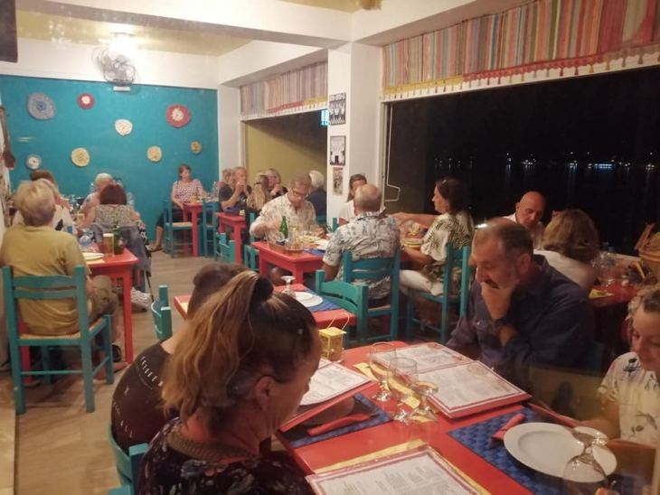 &Pi;ά&mu;&epsilon; &gamma;&iota;&alpha; ά&nu;&omicron;&iota;&gamma;&mu;&alpha; &epsilon;&sigma;&tau;&iota;&alpha;&tau;&omicron;&rho;ί&omega;&nu;, &kappa;&alpha;&phi;έ &kappa;&alpha;&iota; &mu;&pi;&alpha;&rho; &sigma;&tau;&iota;&sigmaf; 25 &Mu;&alpha;ΐ&omicron;&upsilon;