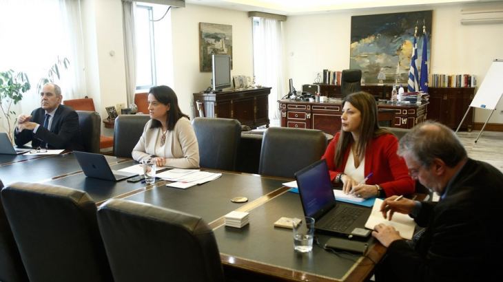 &Sigma;&chi;&omicron;&lambda;&epsilon;ί&alpha;: &Epsilon;&pi;&iota;&sigma;&tau;&rho;έ&phi;&omicron;&upsilon;&nu; &mu;&epsilon; &tau;ά&xi;&epsilon;&iota;&sigmaf; 15 &mu;&alpha;&theta;&eta;&tau;ώ&nu; - &Sigma;ή&mu;&epsilon;&rho;&alpha; &omicron;&iota; &alpha;&nu;&alpha;&kappa;&omicron;&iota;&nu;ώ&sigma;&epsilon;&iota;&sigmaf; &Tau;&sigma;&iota;ό&delta;&rho;&alpha;, &Kappa;&epsilon;&rho;&alpha;&mu;έ&omega;&sigmaf;