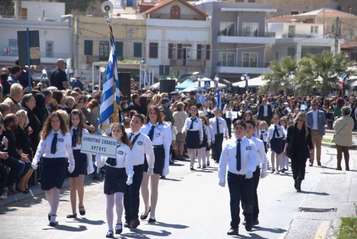 &Phi;&omega;&tau;&omicron;&gamma;&rho;&alpha;&phi;ί&epsilon;&sigmaf; &alpha;&pi;ό &tau;&eta;&nu; &pi;&alpha;&rho;έ&lambda;&alpha;&sigma;&eta; &kappa;&alpha;&iota; &tau;&eta;&nu; &kappa;&alpha;&tau;ά&theta;&epsilon;&sigma;&eta; &sigma;&tau;&epsilon;&phi;ά&nu;&omega;&nu; &gamma;&iota;&alpha; &tau;&eta;&nu; 25&eta; &Mu;&alpha;&rho;&tau;ί&omicron;&upsilon;