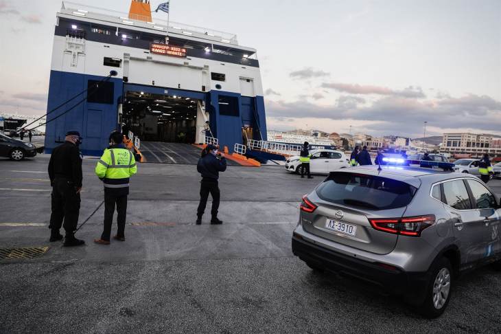 Aπο τα πληρώματα των πλοίων οι έλεγχοι για μετακίνηση -επιβίβαση επιβατών στα πλοία, όπως επίσης και από τα πρακτορεία που εκδίδουν τα εισιτήρια