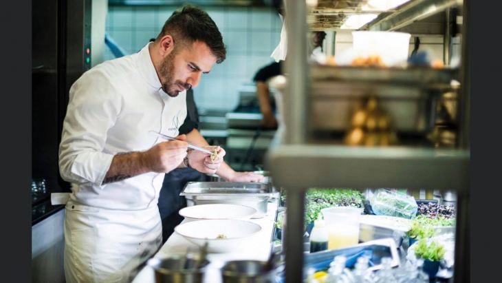 &Rho;&epsilon;&sigma;&iota;&tau;ά&lambda; &pi;&alpha;&rho;&omicron;&upsilon;&sigma;ί&alpha;&sigma;&eta;&sigmaf; &kappa;&alpha;&iota; &gamma;&alpha;&sigma;&tau;&rho;&omicron;&nu;&omicron;&mu;ί&alpha;&sigmaf; &alpha;&pi;ό &tau;&omicron;&nu; &delta;&iota;&kappa;ό &mu;&alpha;&sigmaf; &Mu;&iota;&chi;ά&lambda;&eta; &Mu;ά&rho;&theta;&alpha;