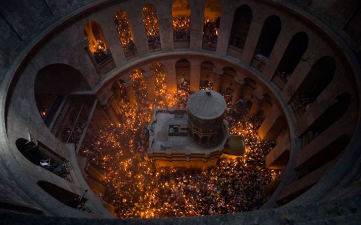 &Kappa;&omicron;&rho;&omicron;&nu;&omicron;ϊό&sigmaf;: &Chi;&omega;&rho;ί&sigmaf; &mu;&epsilon;&gamma;ά&phi;&omega;&nu;&alpha; &omicron;&iota; &Epsilon;&kappa;&kappa;&lambda;&eta;&sigma;ί&epsilon;&sigmaf; &tau;&omicron; &Pi;ά&sigma;&chi;&alpha; &ndash; &Omicron; &gamma;&rho;ί&phi;&omicron;&sigmaf; &tau;&omicron;&upsilon; &Alpha;&gamma;ί&omicron;&upsilon; &Phi;&omega;&tau;ό&sigmaf;