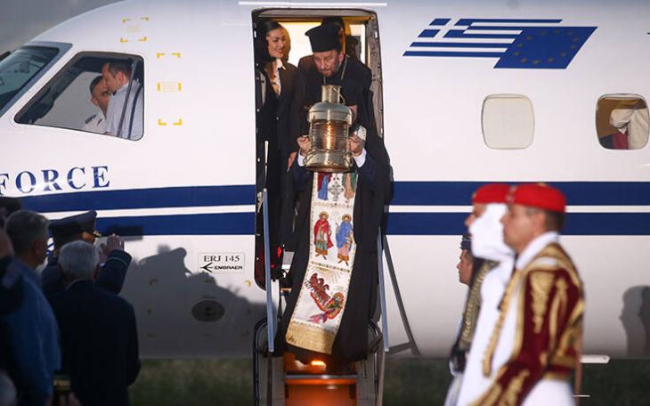 Ά&gamma;&iota;&omicron; &Phi;&omega;&sigmaf;: &Omicron; &kappa;&omicron;&rho;&omicron;&nu;&omicron;ϊό&sigmaf; &alpha;&lambda;&lambda;ά&zeta;&epsilon;&iota; &tau;&eta; &delta;&iota;&alpha;&delta;&iota;&kappa;&alpha;&sigma;ί&alpha;&sigmaf; &upsilon;&pi;&omicron;&delta;&omicron;&chi;ή&sigmaf;