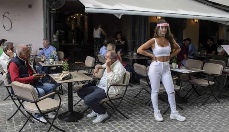 Η μεγάλη επιστροφή των Ελλήνων στις καφετέριες