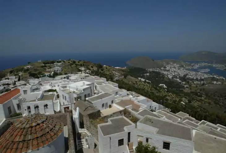 &Epsilon;&gamma;&kappa;ώ&mu;&iota;&omicron; &alpha;&pi;ό &laquo;Le Figaro&raquo; &kappa;&alpha;&iota; &laquo;Readers Digest&raquo; &sigma;&tau;&eta;&nu; &Pi;ά&tau;&mu;&omicron;: &laquo;&Kappa;&alpha;&tau;&alpha;&phi;ύ&gamma;&iota;&omicron; &gamma;&alpha;&lambda;ή&nu;&eta;&sigmaf; &mu;&epsilon; &mu;&upsilon;&sigma;&tau;&eta;&rho;&iota;&alpha;&kappa;ή &epsilon;&nu;έ&rho;&gamma;&epsilon;&iota;&alpha;&raquo;