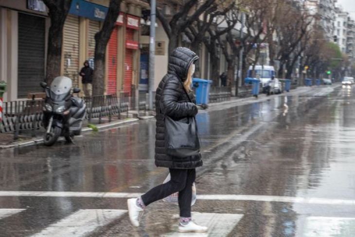 &Pi;ά&nu;&omega; &alpha;&pi;ό 665.000 &tau;&alpha; &kappa;&rho;&omicron;ύ&sigma;&mu;&alpha;&tau;&alpha;, 30.000 &omicron;&iota; &nu;&epsilon;&kappa;&rho;&omicron;ί &alpha;&pi;ό &tau;&omicron;&nu; &kappa;&omicron;&rho;&omicron;&nu;&omicron;ϊό &pi;&alpha;&gamma;&kappa;&omicron;&sigma;&mu;ί&omega;&sigmaf;. &Pi;&omicron;ύ &beta;&rho;ί&sigma;&kappa;&epsilon;&tau;&alpha;&iota; &eta; &Epsilon;&lambda;&lambda;ά&delta;&alpha; &sigma;&tau;&eta;&nu; &kappa;&alpha;&tau;ά&tau;&alpha;&xi;&eta;