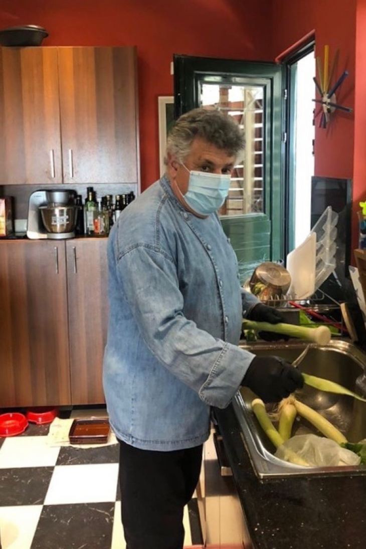 Ο Σεφ Λευτέρης Λαζάρου μαγειρεύει για τους γιατρούς και νοσηλευτές