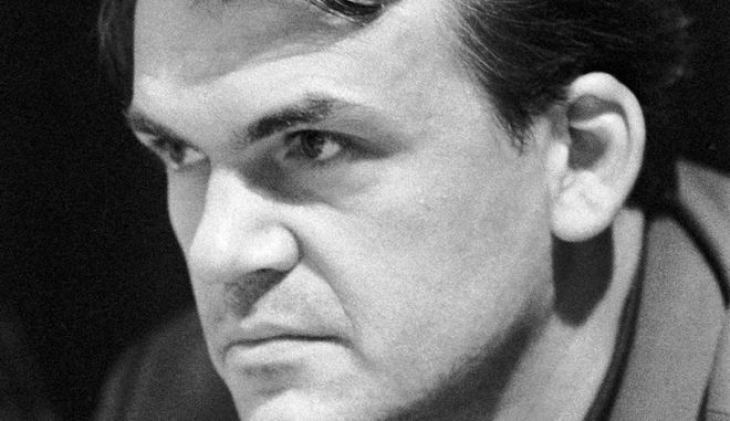 &Mu;&iota;&lambda;ά&nu; &Kappa;&omicron;ύ&nu;&tau;&epsilon;&rho;&alpha;: &Pi;ή&rho;&epsilon; &xi;&alpha;&nu;ά &mu;&epsilon;&tau;ά &alpha;&pi;ό 40 &chi;&rho;ό&nu;&iota;&alpha; &tau;&sigma;έ&chi;&iota;&kappa;&eta; &upsilon;&pi;&eta;&kappa;&omicron;ό&tau;&eta;&tau;&alpha;