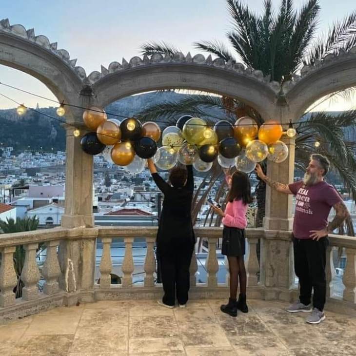 &Theta;&epsilon;&alpha;&tau;&rho;&iota;&kappa;ή &Omicron;&mu;ά&delta;&alpha; &Kappa;&alpha;&lambda;ύ&mu;&nu;&omicron;&upsilon;: "&Epsilon;ί&nu;&alpha;&iota; ά&theta;&lambda;&omicron;&sigmaf; &nu;&alpha; &epsilon;ί&sigma;&alpha;&iota; &omicron; &epsilon;&alpha;&upsilon;&tau;ό&sigmaf; &sigma;&omicron;&upsilon;"... &mu;ί&alpha; &mu;&iota;&kappa;&rho;&omicron;ύ &mu;ή&kappa;&omicron;&upsilon;&sigmaf; &tau;&alpha;&iota;&nu;ί&alpha; &gamma;&iota;&alpha; &tau;&omicron;&nu; &sigma;&chi;&omicron;&lambda;&iota;&kappa;ό &epsilon;&kappa;&phi;&omicron;&beta;&iota;&sigma;&mu;ό &kappa;&alpha;&iota; &tau;&eta;&nu; &epsilon;&lambda;&epsilon;&upsilon;&theta;&epsilon;&rho;ί&alpha; έ&kappa;&phi;&rho;&alpha;&sigma;&eta;&sigmaf;