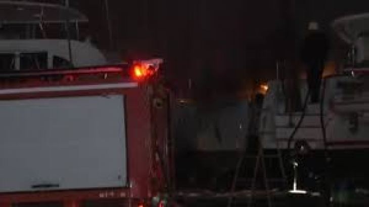 &Sigma;&tau;&iota;&sigmaf; &phi;&lambda;ό&gamma;&epsilon;&sigmaf; &sigma;&kappa;ά&phi;&omicron;&sigmaf; &sigma;&tau;&omicron; &kappa;&alpha;&rho;&nu;ά&gamma;&iota;&omicron; &tau;&eta;&sigmaf; &Rho;ό&delta;&omicron;&upsilon;