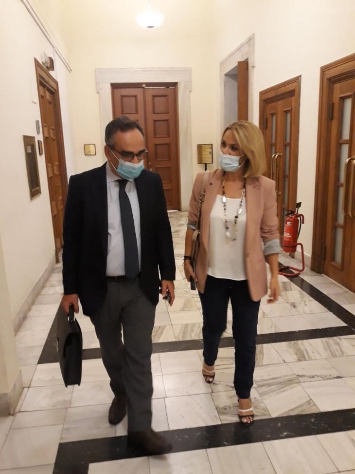 &Mu;ί&kappa;&alpha; &Iota;&alpha;&tau;&rho;ί&delta;&eta;: &laquo;&Pi;&alpha;&rho;&alpha;&tau;&epsilon;ί&nu;&omicron;&nu;&tau;&alpha;&iota; &omicron;&iota; &sigma;&upsilon;&mu;&beta;ά&sigma;&epsilon;&iota;&sigmaf; &tau;&omicron;&upsilon; &iota;&alpha;&tau;&rho;&iota;&kappa;&omicron;ύ, &nu;&omicron;&sigma;&eta;&lambda;&epsilon;&upsilon;&tau;&iota;&kappa;&omicron;ύ &kappa;&alpha;&iota; &pi;ά&sigma;&eta;&sigmaf; &phi;ύ&sigma;&epsilon;&omega;&sigmaf; &epsilon;&pi;&iota;&kappa;&omicron;&upsilon;&rho;&iota;&kappa;&omicron;ύ &pi;&rho;&omicron;&sigma;&omega;&pi;&iota;&kappa;&omicron;ύ, &mu;&epsilon; &rho;ύ&theta;&mu;&iota;&sigma;&eta; &tau;&omicron;&upsilon; &Upsilon;&pi;&omicron;&upsilon;&rho;&gamma;&epsilon;ί&omicron;&upsilon; &Upsilon;&gamma;&epsilon;ί&alpha;&sigmaf;&raquo;.