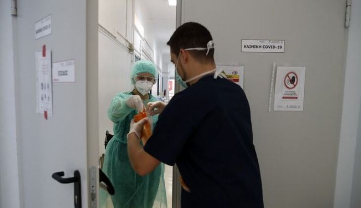 Οι ήρωες της πανδημίας κάνουν Χριστούγεννα στο νοσοκομείο