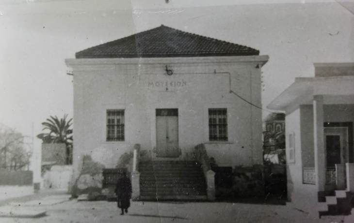 &Tau;&alpha;&pi;&eta;&tau;&omicron;&upsilon;&rho;&gamma;&epsilon;ί&omicron;, έ&nu;&alpha; &epsilon;&mu;&beta;&lambda;&eta;&mu;&alpha;&tau;&iota;&kappa;ό &kappa;&tau;ί&rho;&iota;&omicron; &pi;&omicron;&upsilon; &delta;&epsilon;&nu; &upsilon;&pi;ά&rho;&chi;&epsilon;&iota; &pi;&lambda;έ&omicron;&nu;. &Gamma;&rho;ά&phi;&epsilon;&iota; &omicron; &Gamma;&iota;ά&nu;&nu;&eta;&sigmaf; &Theta;. &Pi;&alpha;&tau;έ&lambda;&lambda;&eta;&sigmaf;