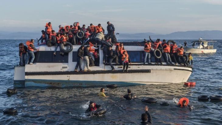 &Kappa;&omicron;&mu;&iota;&sigma;&iota;ό&nu;: 2.000 &epsilon;&upsilon;&rho;ώ &gamma;&iota;&alpha; &tau;&omicron;&upsilon;&sigmaf; &mu;&epsilon;&tau;&alpha;&nu;ά&sigma;&tau;&epsilon;&sigmaf; &sigma;&tau;&alpha; &epsilon;&lambda;&lambda;&eta;&nu;&iota;&kappa;ά &nu;&eta;&sigma;&iota;ά &pi;&omicron;&upsilon; &theta;&alpha; &epsilon;&pi;&alpha;&nu;&alpha;&pi;&alpha;&tau;&rho;&iota;&sigma;&tau;&omicron;ύ&nu;