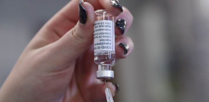 AstraZeneca: &Tau;έ&lambda;&omicron;&sigmaf; &tau;&omicron; &epsilon;&mu;&beta;ό&lambda;&iota;&omicron; &gamma;&iota;&alpha; &tau;&eta;&nu; &Epsilon;&upsilon;&rho;ώ&pi;&eta; - &Delta;&epsilon;&nu; &alpha;&nu;&alpha;&nu;έ&omega;&sigma;&epsilon; &pi;&alpha;&rho;&alpha;&gamma;&gamma;&epsilon;&lambda;ί&epsilon;&sigmaf; &eta; &Epsilon;&Epsilon;