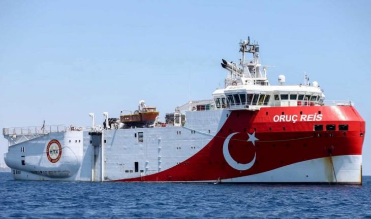 &Theta;&rho;ί&lambda;&epsilon;&rho; &mu;&epsilon; &tau;&eta;&nu; &pi;&omicron;&rho;&epsilon;ί&alpha; &tau;&omicron;&upsilon; Oruc Reis: &Pi;&lambda;έ&epsilon;&iota; 12 &nu;&alpha;&upsilon;&tau;&iota;&kappa;ά &mu;ί&lambda;&iota;&alpha; &mu;&alpha;&kappa;&rho;&iota;ά &alpha;&pi;ό &tau;&omicron; &Kappa;&alpha;&sigma;&tau;&epsilon;&lambda;&lambda;ό&rho;&iota;&zeta;&omicron;