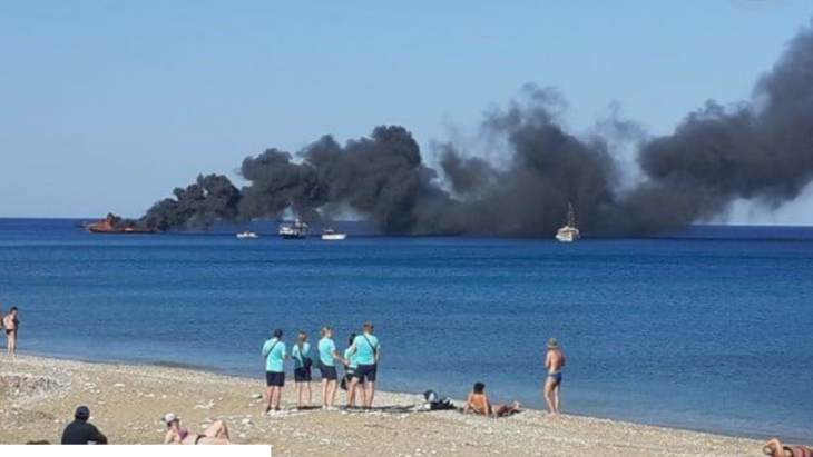 Ρόδος: Σοκάρουν οι εικόνες από τη φωτιά και την ολοκληρωτική καταστροφή του ημερόπλοιου - Η στιγμή που τυλίγεται στις φλόγες
