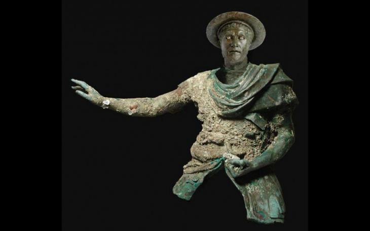 &Tau;&omicron; &mu;&upsilon;&sigma;&tau;ή&rho;&iota;&omicron; &mu;&epsilon; &tau;&omicron;&nu; έ&phi;&iota;&pi;&pi;&omicron; &eta;&gamma;&epsilon;&mu;ό&nu;&alpha; &pi;&omicron;&upsilon; &beta;&rho;ή&kappa;&alpha;&nu; &omicron;&iota; &psi;&alpha;&rho;ά&delta;&epsilon;&sigmaf; &sigma;&tau;&eta; &theta;&alpha;&lambda;ά&sigma;&sigma;&iota;&alpha; &pi;&epsilon;&rho;&iota;&omicron;&chi;ή &alpha;&nu;ά&mu;&epsilon;&sigma;&alpha; &sigma;&tau;&eta;&nu; &Kappa;ά&lambda;&upsilon;&mu;&nu;&omicron; &kappa;&alpha;&iota; &tau;&eta;&nu; &Kappa;&omega;... &Pi;&Omicron;&Tau;&Epsilon; &Theta;&Alpha; &Epsilon;&Pi;&Iota;&Sigma;&Tau;&Rho;&Epsilon;&Psi;&Epsilon;&Iota; ;