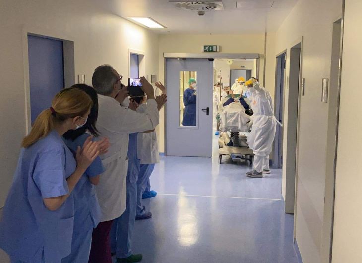 Βιντεο : Στο ΘΡΙΑΣΙΟ Γενικό νοσοκομείο Ελευσίνας τα πρόσωπα χαμογελούν κάτω από τις μάσκες