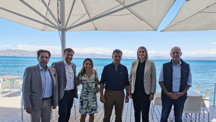 &Sigma;&upsilon;&nu;ά&nu;&tau;&eta;&sigma;&eta; &tau;&omicron;&upsilon; &delta;&eta;&mu;ά&rho;&chi;&omicron;&upsilon; &Kappa;&omega; &mu;&epsilon; &kappa;&omicron;&rho;&upsilon;&phi;&alpha;ί&alpha; &sigma;&tau;&epsilon;&lambda;έ&chi;&eta; &tau;&eta;&sigmaf; Aegean &gamma;&iota;&alpha; &tau;&eta;&nu; &epsilon;&nu;ί&sigma;&chi;&upsilon;&sigma;&eta; &tau;&omicron;&upsilon; &tau;&omicron;&upsilon;&rho;&iota;&sigma;&mu;&omicron;ύ