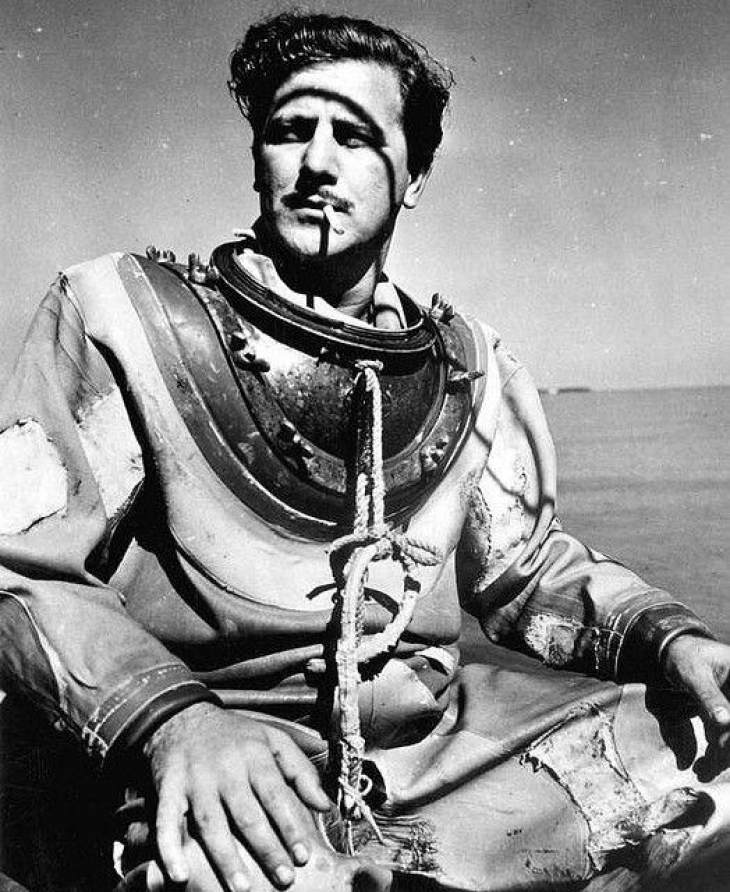 &Tau;&Omega;&Rho;&Alpha; &Phi;&Epsilon;&Upsilon;&Gamma;&Omicron;&Upsilon;&Nu; &Mu;&Epsilon;&Sigma;&Alpha; &Sigma;&Tau;&Eta; &Sigma;&Iota;&Omega;&Pi;&Eta;... &tau;&eta;&sigmaf; &Nu;ί&nu;&alpha;&sigmaf; &Gamma;&epsilon;&omega;&rho;&gamma;&iota;ά&delta;&omicron;&upsilon;