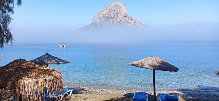 &Pi;&alpha;&rho;&alpha;&mu;&upsilon;&theta;έ&nu;&iota;&omicron; &sigma;&kappa;&eta;&nu;&iota;&kappa;ό &sigma;ή&mu;&epsilon;&rho;&alpha; &sigma;&tau;&iota;&sigmaf; "&mu;&pi;&rho;&omicron;&sigma;&tau;&iota;&nu;έ&sigmaf;" &pi;&epsilon;&rho;&iota;&omicron;&chi;έ&sigmaf; (&phi;&omega;&tau;&omicron;&gamma;&rho;&alpha;&phi;ί&epsilon;&sigmaf; &kappa;&alpha;&iota; &beta;ί&nu;&tau;&epsilon;&omicron;)