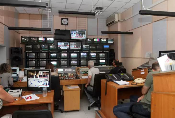 &Sigma;&tau;&omicron;&nu; &laquo;&alpha;έ&rho;&alpha;&raquo; &tau;&omicron; debate - &Delta;&epsilon;&nu; &tau;&alpha; &beta;&rho;ή&kappa;&alpha;&nu; &tau;&alpha; &kappa;ό&mu;&mu;&alpha;&tau;&alpha; &sigma;&tau;&eta; &Delta;&iota;&alpha;&kappa;&omicron;&mu;&mu;&alpha;&tau;&iota;&kappa;ή &Epsilon;&pi;&iota;&tau;&rho;&omicron;&pi;ή