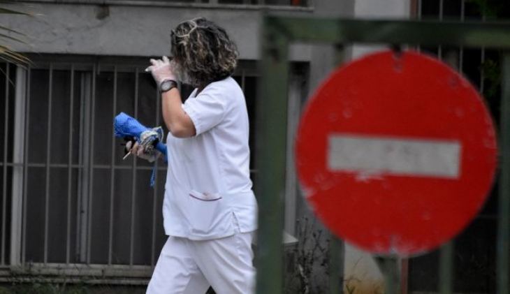 &Kappa;&omicron;&rho;&omicron;&nu;&omicron;ϊό&sigmaf;: &Tau;&rho;&epsilon;&iota;&sigmaf; &nu;&epsilon;&kappa;&rho;&omicron;ί &sigma;ή&mu;&epsilon;&rho;&alpha; &sigma;&tau;&eta;&nu; &Epsilon;&lambda;&lambda;ά&delta;&alpha;