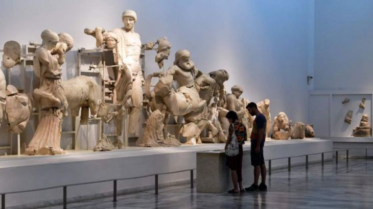 &Psi;&eta;&phi;ί&sigma;&tau;&eta;&kappa;&epsilon; &omicron; &mu;&alpha;&kappa;&rho;&omicron;&chi;&rho;ό&nu;&iota;&omicron;&sigmaf; &delta;&alpha;&nu;&epsilon;&iota;&sigma;&mu;ό&sigmaf; &alpha;&rho;&chi;&alpha;&iota;&omicron;&tau;ή&tau;&omega;&nu; &sigma;&tau;&omicron; &epsilon;&xi;&omega;&tau;&epsilon;&rho;&iota;&kappa;ό