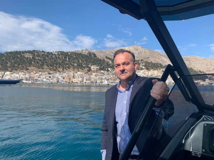 &Iota;&omega;ά&nu;&nu;&eta;&sigmaf; &Pi;&alpha;&pi;&pi;ά&sigmaf;: &laquo;&Delta;ί&pi;&lambda;&alpha; &sigma;&tau;&omicron;&upsilon;&sigmaf; &nu;&eta;&sigma;&iota;ώ&tau;&epsilon;&sigmaf; &mu;&alpha;&sigmaf;&raquo;. &Sigma;&epsilon; &Kappa;ά&lambda;&upsilon;&mu;&nu;&omicron; &kappa;&alpha;&iota; &Kappa;&omega; &omicron; &beta;&omicron;&upsilon;&lambda;&epsilon;&upsilon;&tau;ή&sigmaf; &tau;&eta;&sigmaf; &Nu;έ&alpha;&sigmaf; &Delta;&eta;&mu;&omicron;&kappa;&rho;&alpha;&tau;ί&alpha;&sigmaf;