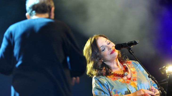 Έ&nu;&alpha; &mu;&epsilon;&gamma;ά&lambda;&omicron; &alpha;&nu;&tau;ί&omicron; : &Eta; &Chi;ά&rho;&iota;&sigmaf; &Alpha;&lambda;&epsilon;&xi;ί&omicron;&upsilon; &epsilon;&gamma;&kappa;&alpha;&tau;&alpha;&lambda;&epsilon;ί&pi;&epsilon;&iota; &tau;&omicron; &tau;&rho;&alpha;&gamma;&omicron;ύ&delta;&iota;