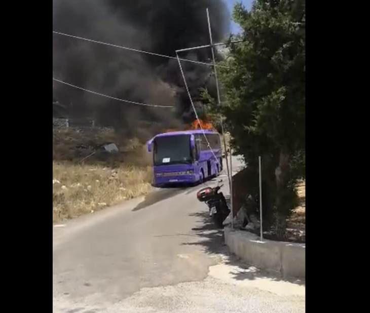 Φωτιά πήρε τουριστικό λεωφορείο στην περιοχή του Αγίου Σάββα (video)