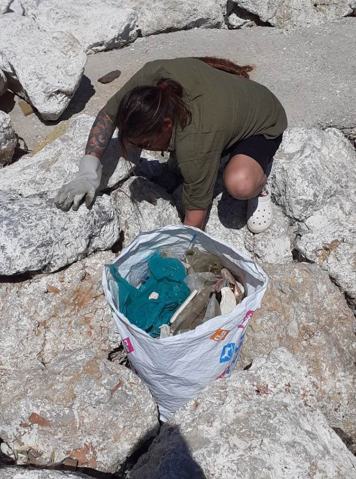 6 σακούλες σκουπιδιών μάζεψε τουρίστας που ήλθε με το ιστιοπλοϊκό του