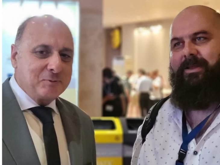 &Omicron; &Kappa;&alpha;&lambda;ύ&mu;&nu;&iota;&omicron;&sigmaf; &ldquo;drone man&rdquo;  &kappa;. &Pi;&rho;ό&delta;&rho;&omicron;&mu;&omicron;&sigmaf; &Tau;&rho;&iota;&kappa;&omicron;ί&lambda;&eta;&sigmaf; &sigma;&tau;&omicron; &sigma;&upsilon;&nu;έ&delta;&rho;&iota;&omicron; ICASSP &sigma;&tau;&eta; &Rho;ό&delta;&omicron;